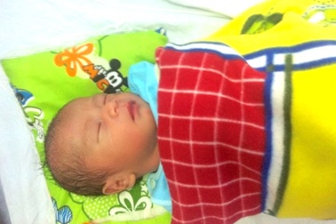 Nhiều người làm đơn xin nhận nuôi cháu bé mới sinh bị bỏ rơi