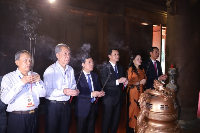 Lãnh đạo tỉnh Thanh hóa cùng các đại biểu dâng hương kính cáo Đức Thái Tổ Cao hoàng đế