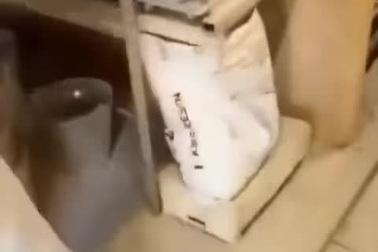 Hình ảnh được cho là binh sĩ Ukraine đập mìn chống tăng