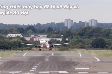 Hình ảnh đáng sợ khi các phi công cố gắng hạ cánh máy bay trong gió mạnh
