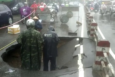 Xuất hiện “hố tử thần” dài hơn 5m trên đường phố Nha Trang