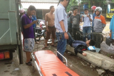 Xe "biển xanh" cán người rồi bỏ chạy bị người dân chặn bắt