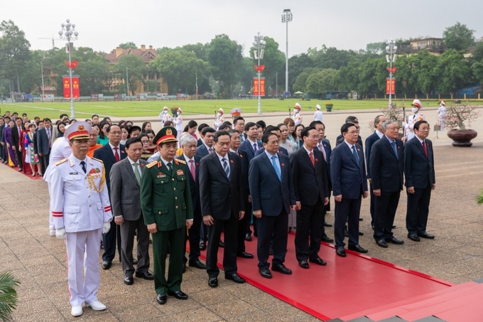 Lãnh đạo Đảng, Nhà nước vào lăng viếng Bác trước khi khai mạc Kỳ họp