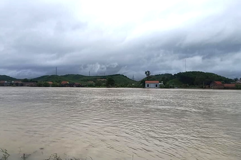 Lũ ập tới trở tay không kịp, nhiều gia đình phải bỏ của chạy lấy người - 3 Lũ ập tới trở tay không kịp, nhiều gia đình phải bỏ của chạy lấy người - 3