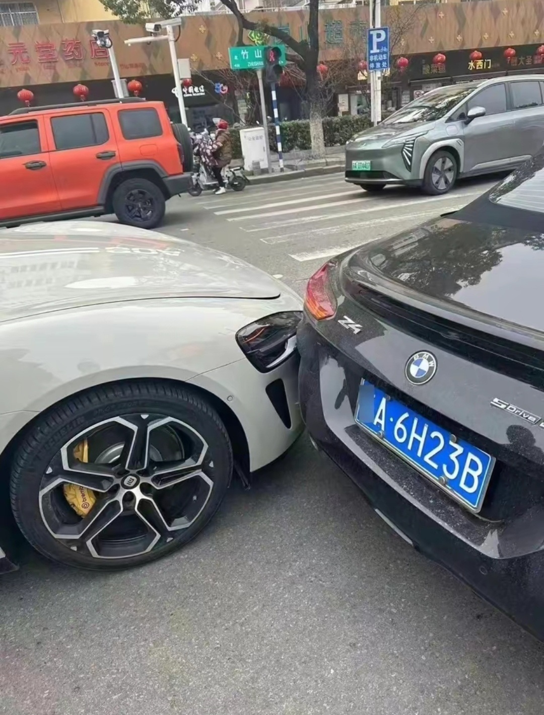 Có vẻ như trong lúc tình hình mất kiểm soát, tài xế đã cố đánh lái tránh đuôi xe BMW nhưng không kịp (Ảnh: Weibo).