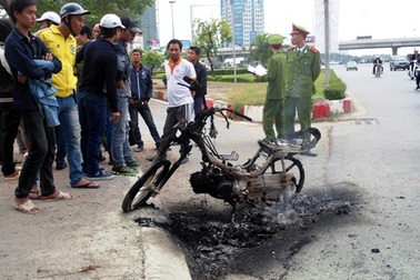 Xe máy cháy trơ khung, chủ nhân bất lực đứng nhìn