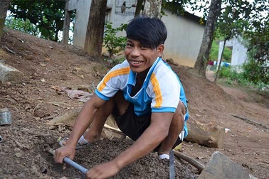 Cậu bé Raglai chế tạo máy điện gió