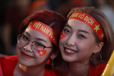 CĐV TPHCM vỡ òa khi tuyển Việt Nam vào chung kết AFF Cup