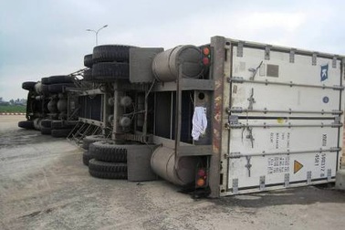 Xe container “làm xiếc” trên đường 