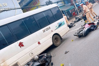 Ô tô 29 chỗ tông hàng loạt xe máy dừng đèn đỏ ở Đồng Nai