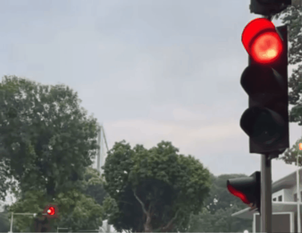 Đèn đỏ không chịu nhảy xanh tại nút giao Trần Phú - Hùng Vương ở Hà Nội - 1 Đèn đỏ không chịu nhảy xanh tại nút giao Trần Phú - Hùng Vương ở Hà Nội - 1