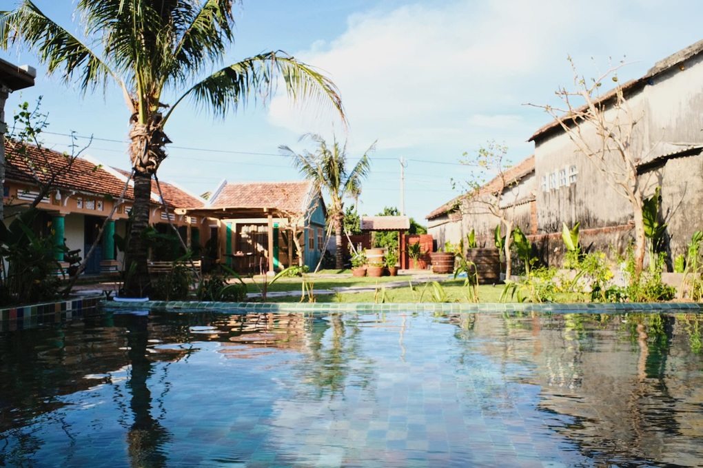 Cặp vợ chồng bỏ phố về biển, chi 1 tỷ đồng cải tạo nhà cổ 780m2 ở Phú Yên - 1