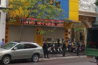 Cảnh sát phong tỏa đường, khám xét một số tiệm vàng ở Thanh Hóa