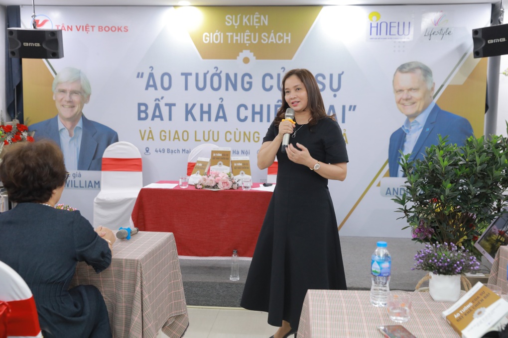 Giao lưu với hai tác giả cuốn sách Ảo tưởng của sự bất khả chiến bại - 2 Giao lưu với hai tác giả cuốn sách Ảo tưởng của sự bất khả chiến bại - 2