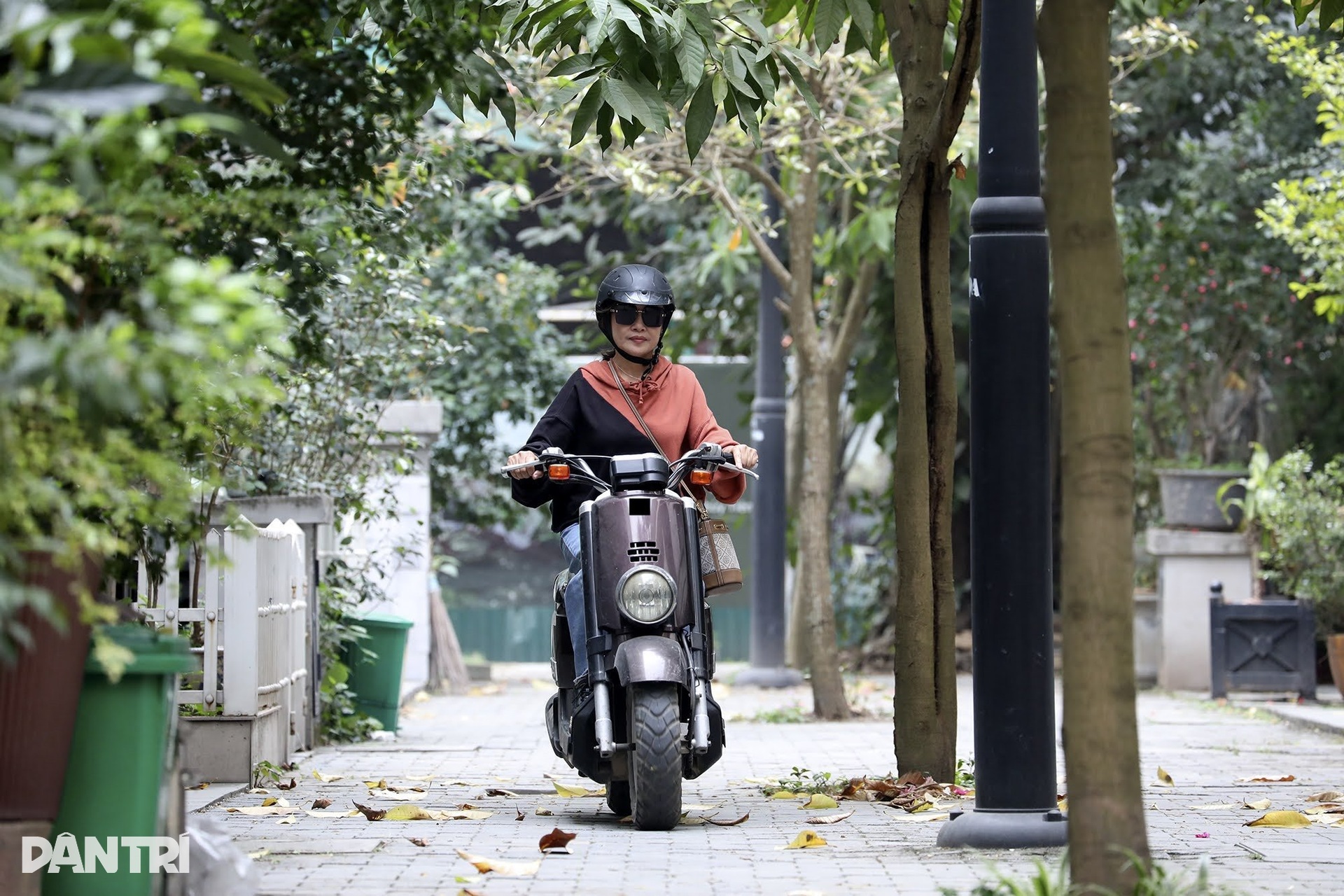 Tú Oanh sành điệu, đi xe máy điện 15 cây số đến quay Đừng nói khi yêu - 1 Tú Oanh sành điệu, đi xe máy điện 15 cây số đến quay Đừng nói khi yêu - 1