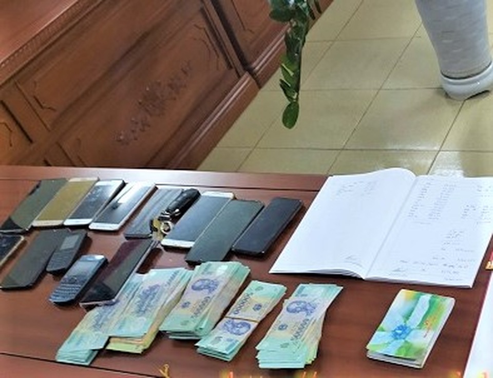Bắt ông trùm đường dây đánh bạc gần 2,8 tỷ đồng mỗi ngày - 2 Bắt ông trùm đường dây đánh bạc gần 2,8 tỷ đồng mỗi ngày - 2