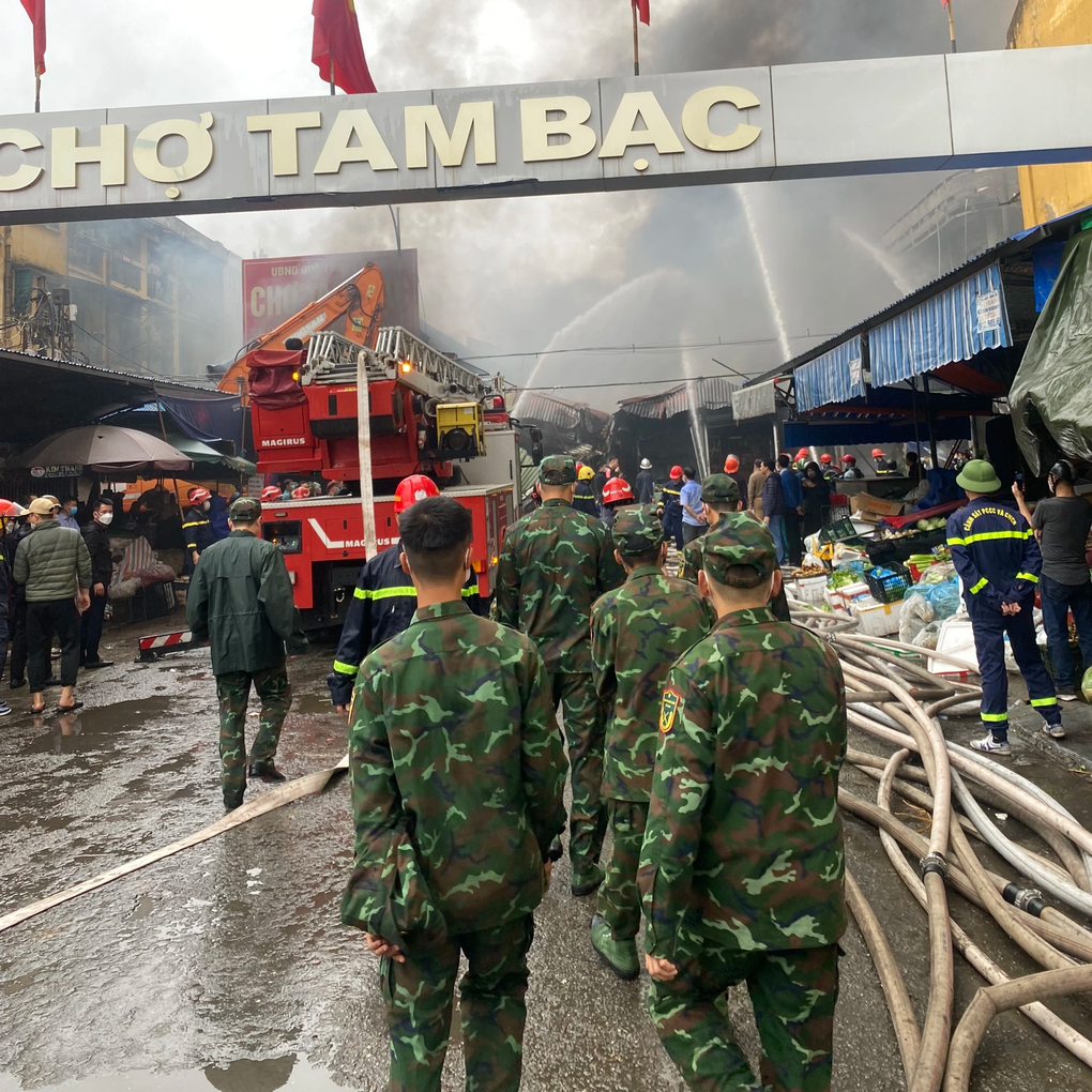 Hàng trăm người tham gia dập tắt vụ cháy tại chợ Tam Bạc - 5 Hàng trăm người tham gia dập tắt vụ cháy tại chợ Tam Bạc - 5