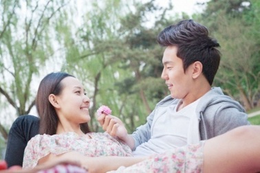 Đang hẹn hò thân mật, bạn trai tôi bất ngờ nói lắp bắp khi gặp một cô gái