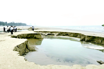 Một doanh nghiệp khai thác cát biển trái phép để thi công kè biển Cửa Lò