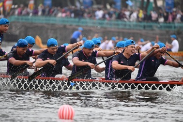 Kịch tính tranh tài bơi chải thuyền rồng trên mặt nước Hồ Tây