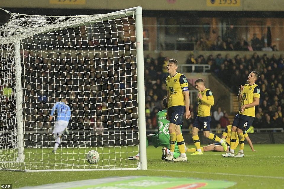 Giành vé vào bán kết League Cup, Man City đụng Man Utd - 2 Giành vé vào bán kết League Cup, Man City đụng Man Utd - 2