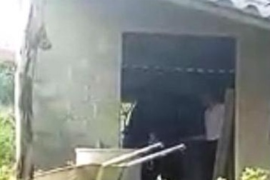 Phát hoảng vì người lạ treo cổ chết trong nhà kho