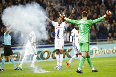 Lượt đi tứ kết Europa League: Tiếc cho MU, may cho Lyon