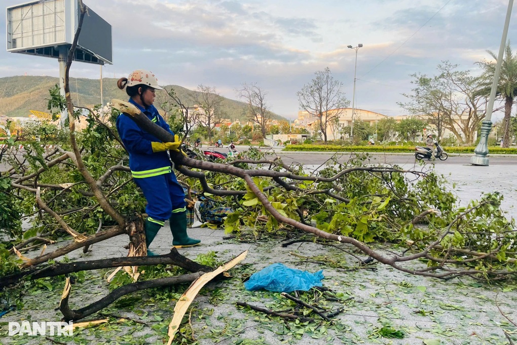 Kalmaegi càn quét miền Trung: 8 người chết, hàng nghìn nhà sập - 2 Kalmaegi càn quét miền Trung: 8 người chết, hàng nghìn nhà sập - 2
