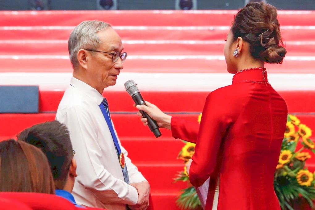 Nhiều người bật khóc nghe chia sẻ của thầy giáo nhận nuôi 22 trẻ Làng Nủ - 1 Nhiều người bật khóc nghe chia sẻ của thầy giáo nhận nuôi 22 trẻ Làng Nủ - 1