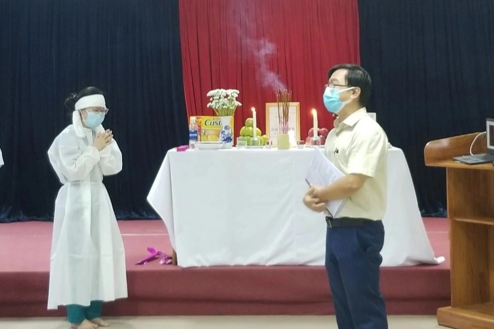 Đang tham gia chống dịch, nữ sinh nghẹn ngào nhận tin cha qua đời - 1 Đang tham gia chống dịch, nữ sinh nghẹn ngào nhận tin cha qua đời - 1