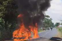 Ô tô đang chạy bốc cháy dữ dội, cả gia đình thoát chết trong gang tấc