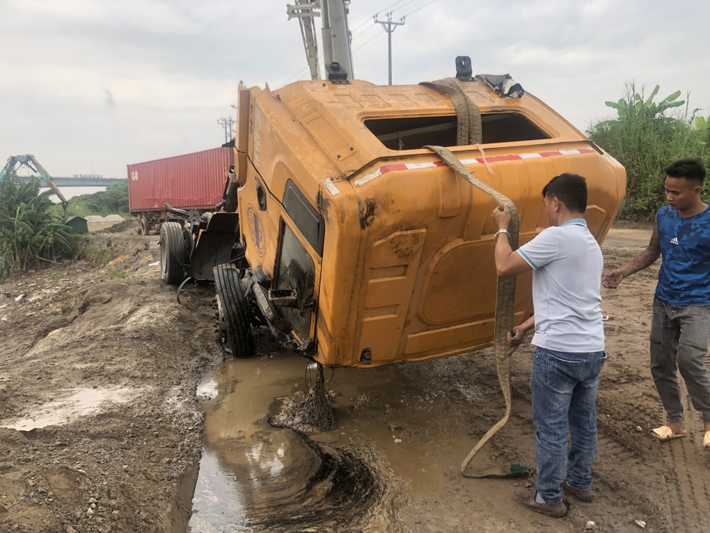 Xe container được trục vớt từ dưới lòng sông Hồng - 8 Xe container được trục vớt từ dưới lòng sông Hồng - 8