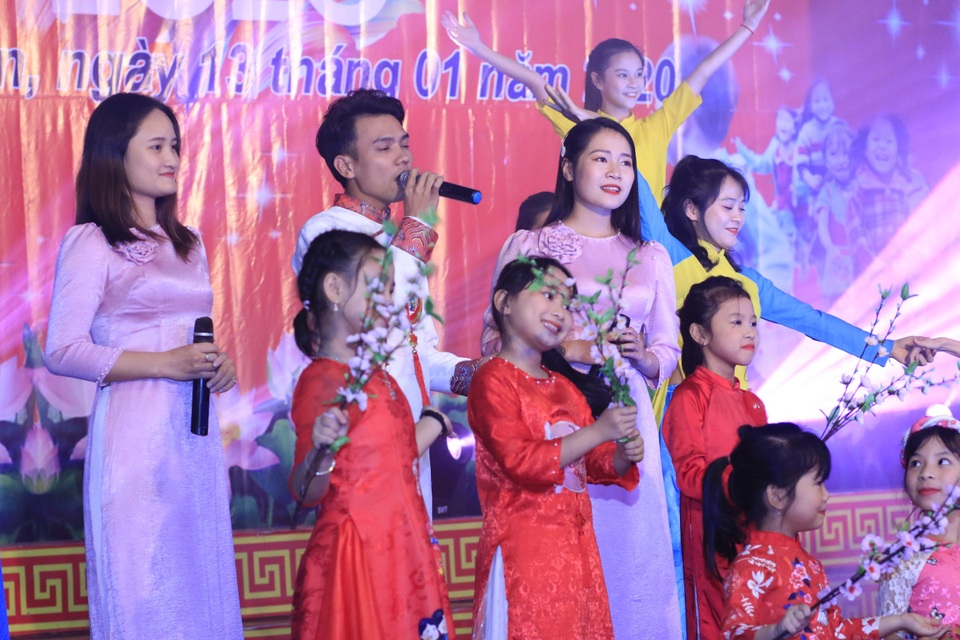 Ấm tình Xuân đêm giao lưu ủng hộ dân nghèo Hà Tĩnh đón Tết - 12 Ấm tình Xuân đêm giao lưu ủng hộ dân nghèo Hà Tĩnh đón Tết - 12