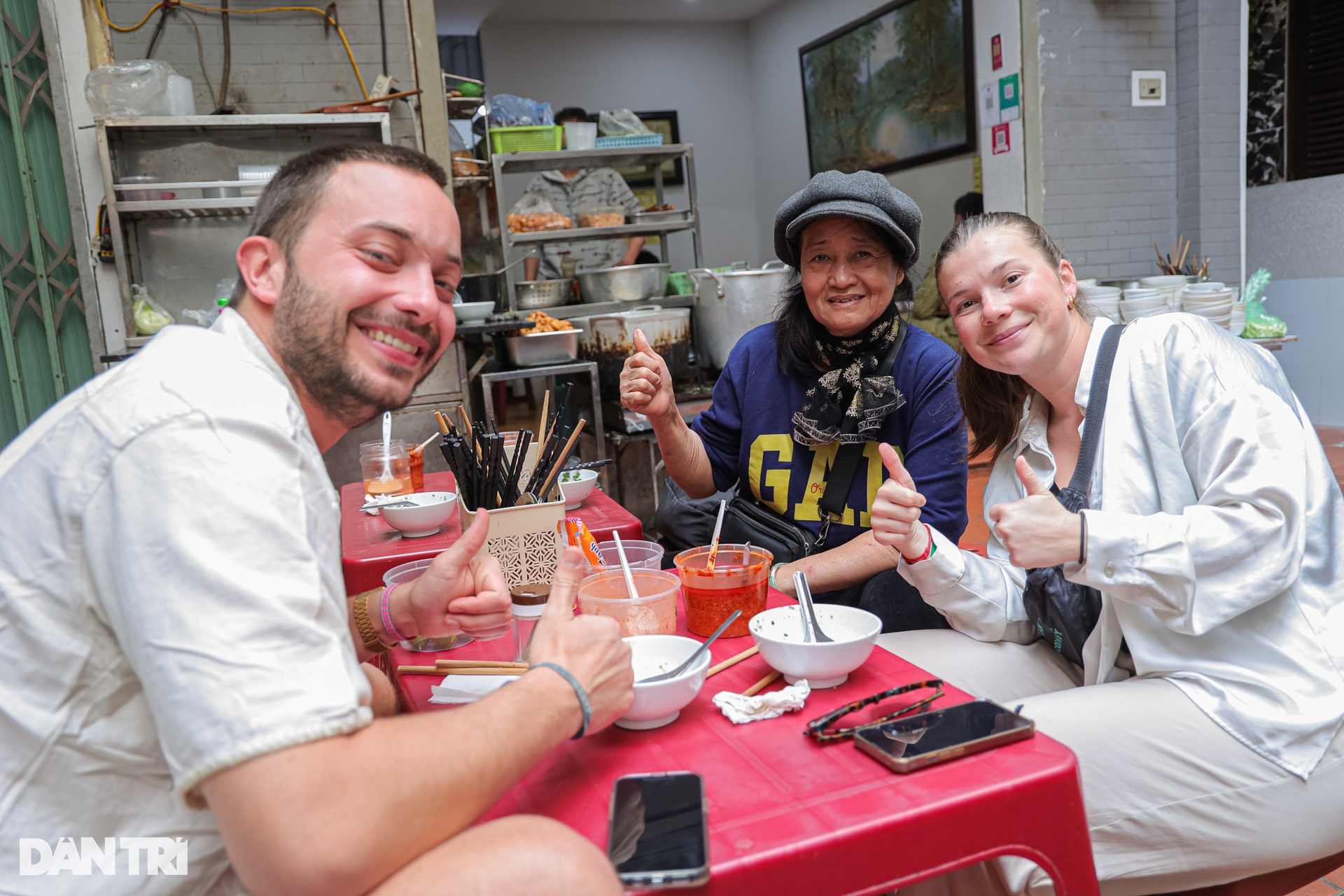 Hà Nội: Quán bánh đúc khiến khách Tây quay lại ăn nhiều lần không chán - 11