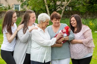 Cụ bà 86 tuổi có 8 người con và 90 người cháu, chắt, chút, chít