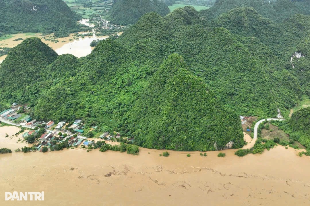 Người dân Nhôn Mai sau lũ quét, sạt lở: Không còn đường về nhà nữa rồi - 3