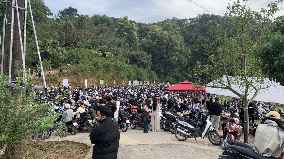 Tắc dài dòng khách xếp hàng mua vé vào Vườn Quốc gia Ba Vì - 3 Tắc dài dòng khách xếp hàng mua vé vào Vườn Quốc gia Ba Vì - 3