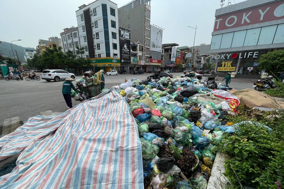 Không có đường vận chuyển, rác thải tràn ngập ở 2 thành phố - 4 Không có đường vận chuyển, rác thải tràn ngập ở 2 thành phố - 4