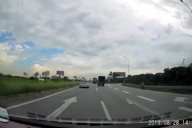 Xe Innova suýt gây tai nạn liên hoàn vì... đi lùi trên đường cao tốc