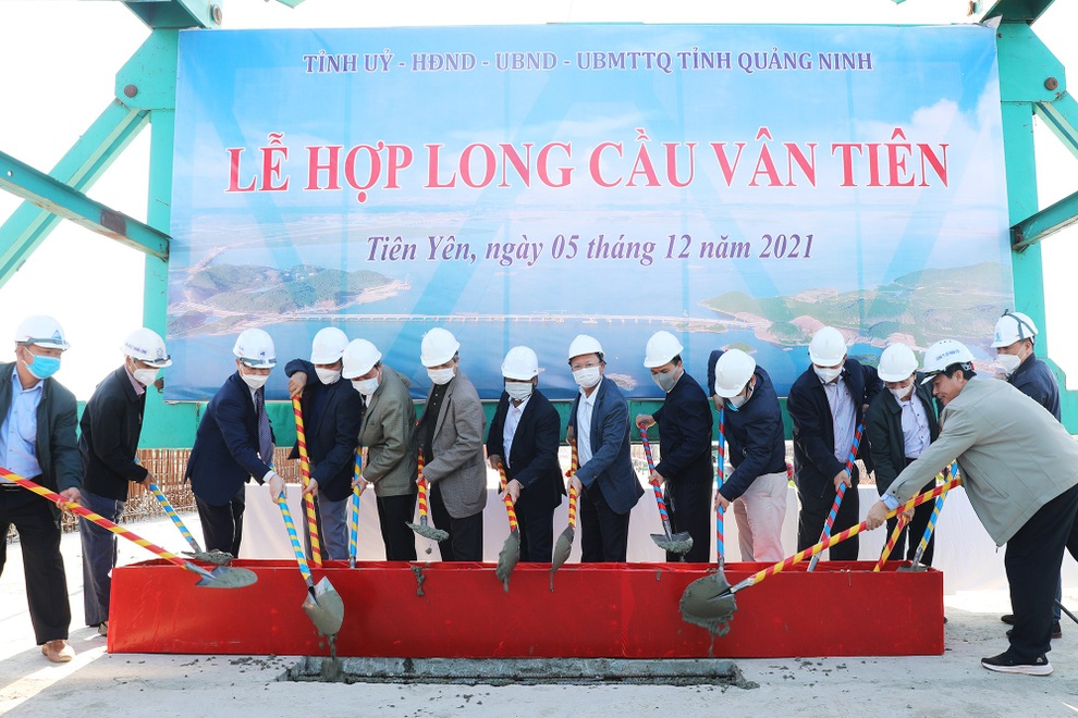 Hợp long công trình cầu vượt biển dài nhất Quảng Ninh - 2 Hợp long công trình cầu vượt biển dài nhất Quảng Ninh - 2