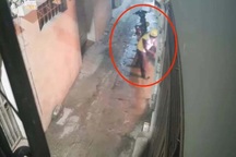 Hà Nội: Truy tìm người mặc áo xe ôm công nghệ phóng hỏa ngôi nhà trong đêm