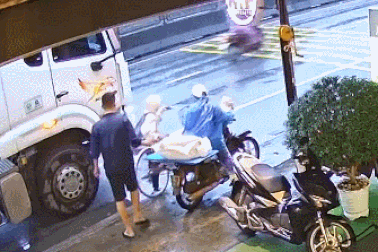 Nổi bật tuần qua: Người đàn ông phản ứng nhanh, cứu em nhỏ trước mũi xe tải