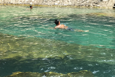 Khe nước "ngày nắng lạnh co ro" níu chân du khách