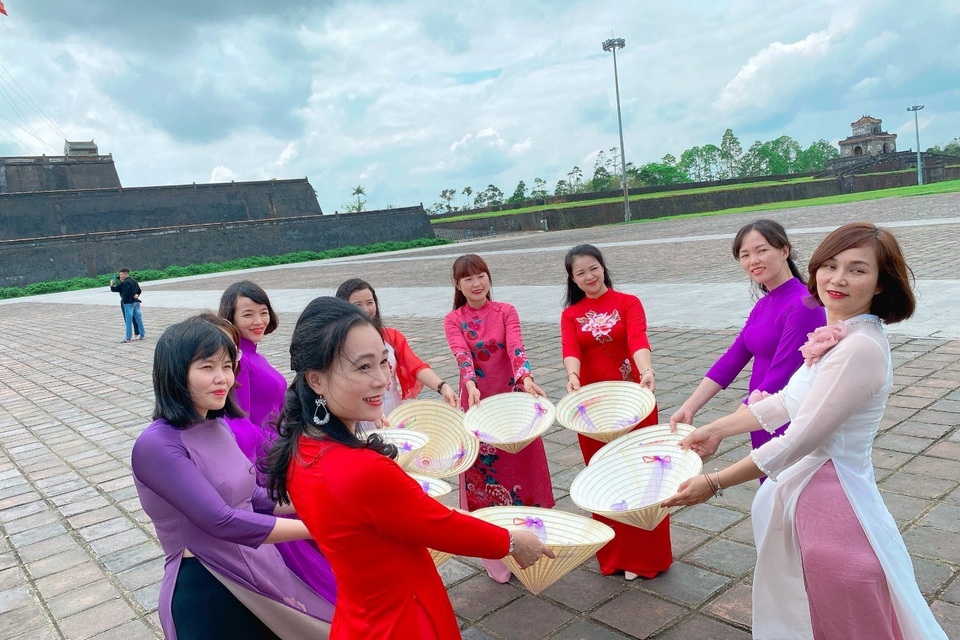 Phái đẹp diện áo dài tham quan di tích miễn phí ngày 8/3 - 5 Phái đẹp diện áo dài tham quan di tích miễn phí ngày 8/3 - 5
