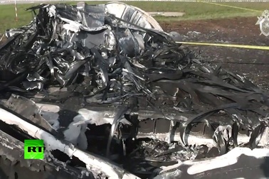 Máy bay Nga cháy đen trơ khung tại hiện trường tai nạn