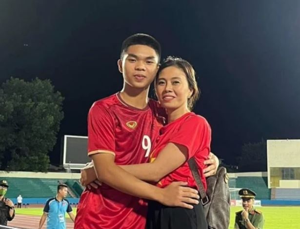 Mẹ cầu thủ Lê Phát U23: Từng thuê trọ, phụ quán ăn đồng hành cùng con - 1