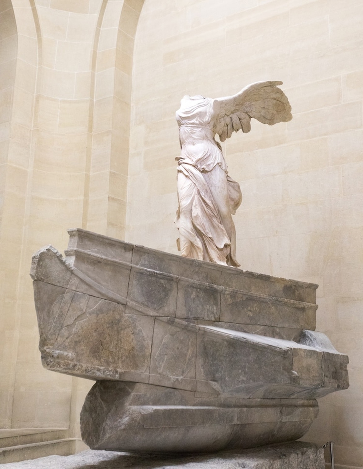 Tiết lộ về bức tượng mất đầu trong bảo tàng Louvre - 1 Tiết lộ về bức tượng mất đầu trong bảo tàng Louvre - 1