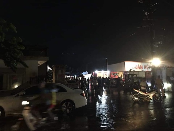 Kinh hoàng cơn lốc ở Vĩnh Phúc hất tung 3 người tử vong - Ảnh 2. Kinh hoàng cơn lốc ở Vĩnh Phúc hất tung 3 người tử vong - Ảnh 2.