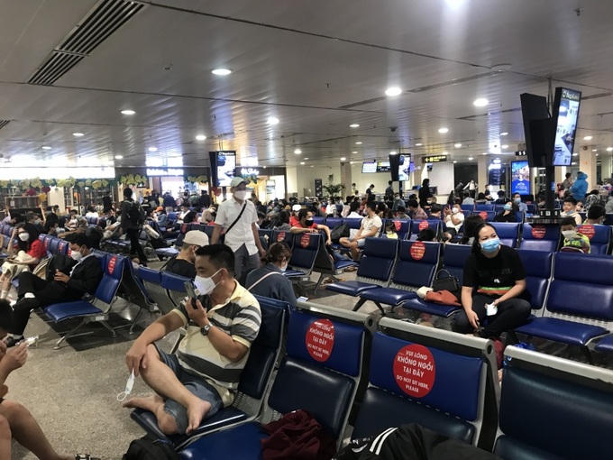 Sân bay Tân Sơn Nhất sáng ngày 24/1, lượng khách về quê đón Tết khá đông đúc.