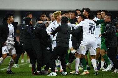 Theerathon văng tục, châm ngòi hỗn chiến của cầu thủ Thái Lan và Trung Quốc